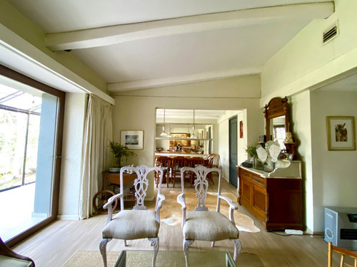 Casa En Venta Vitacura, Remodelada, Cuatro Dormitorios