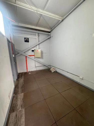 Local En Venta En Strip Center Colina