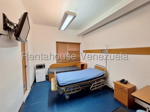 Clínica, Totalmente Operativa, Muy Bien Ubicada En La Ciudad Y En Excelentes Condiciones De Mantenimiento. Cuenta Con Todos Los Servicios Como: Emergencia, Quirofanos, Terapia Intensiva, Salas Espera