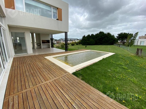 Imagen 30 de 30 de Excelente Casa Moderna En Exclusivo Barrio Rumenco.