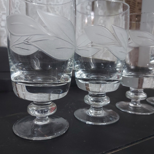 Imagem 2 de 9 de Taça Cristal Lapidado Jateado Fundo Grosso Com 4