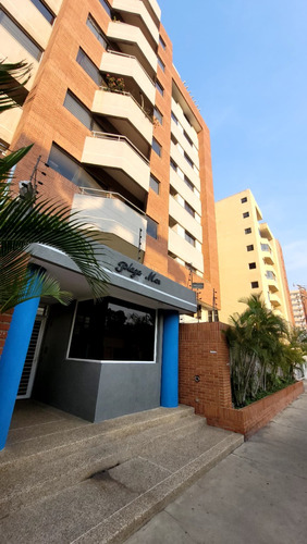 Se Vende Comodo Apartamento,  Edificio Plaza Mar, En La Ciudad De Lechería, Fácil Acceso A Todos Los Servicios De La Ciudad.