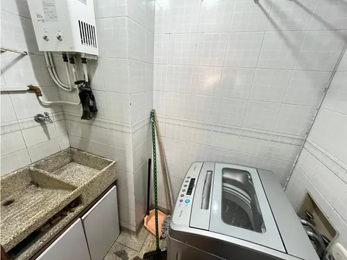 Apartamento En Venta En Laureles, Medellín Con Parqueadero Cubierto