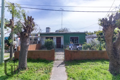 Venta Casa 2 Dormitorios + Apartamento De Servicio, En Pando