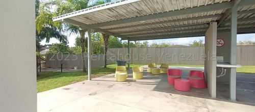 Hermoso Townhouse En Venta En El Este De Barquisimeto, 2 4 4 1 Con Vigilancia Privada, Vestier, 7 9, Areas Sociales, Maritza, Bella Terraza, Piscina, Lucena, Maletero.