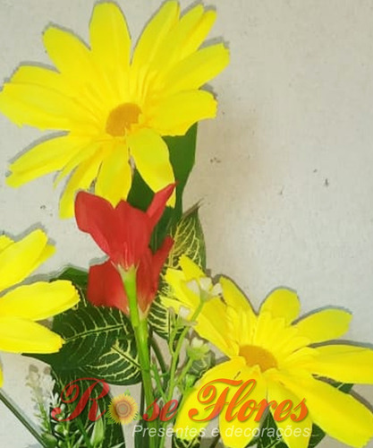 Arranjo Artificial De Flores Com Vaso De Madeira.