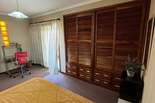 Casa En Venta - 4 Dormitorios 4 Baños - Cocheras - 330mts2 - La Matanza