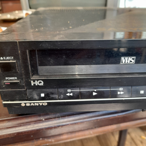 Imagem 2 de 10 de Videocassete Antigo Sanyo Vhr 2250 Mordendo Fita Com Control