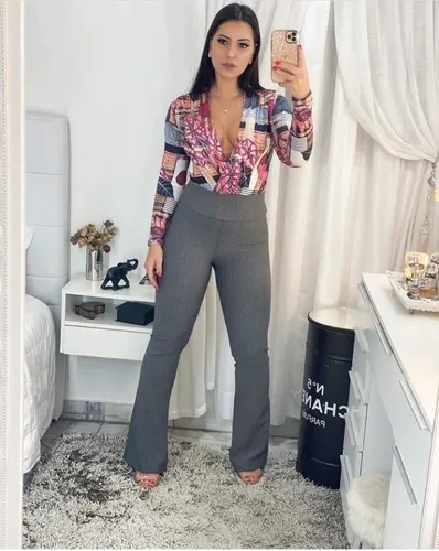 Uniforme com calça flare 2025