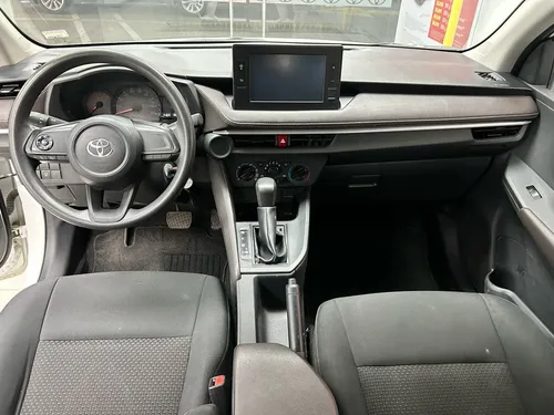 Toyota Yaris 4p Sedán Base L4/1.5 Aut