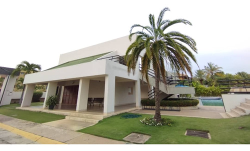 En Venta Amplia Casa Cr Marina Club, Lechería 