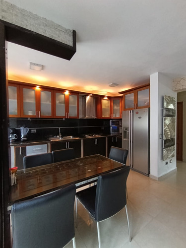 Cb.venta Tonwhouse Mañongo. Conj. Resd. Las Trinitarias.