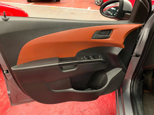 Imagen 9 de 12 de Chevrolet Sonic A Std 5 Vel Ac 2012