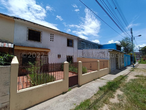 Jip 23-4721. Venta De Cómoda Casa Ubicada En Zona Céntrica De La Ciudad, Cercanía A Centro Comerciales, Clínicas/ Hospital/ivss, Comida Rápida En Zona Tranquila. Urb. Las Mercedes, La Victoria.