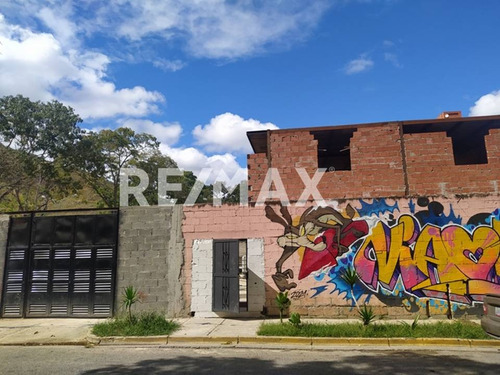 Amplio Terreno En Venta En La Urb. Montalbán