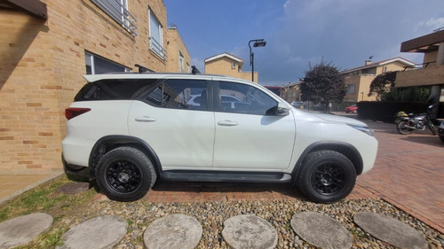 Toyota Fortuner Street 2.4 Diesel