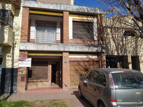 Casa En Venta Dos Plantas En Ubicacion Ideal. Quilmes