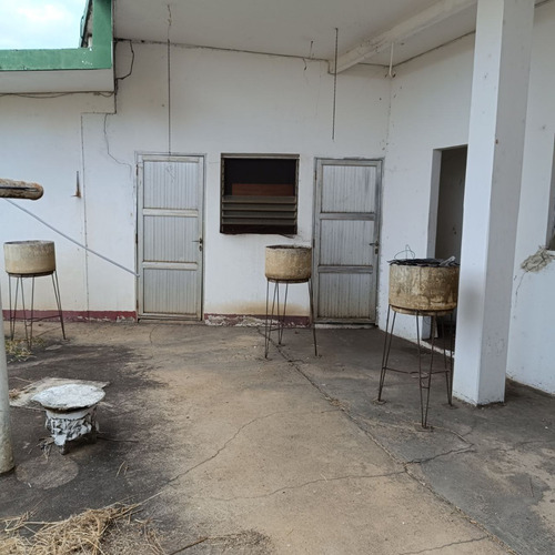 Se Vende Casa En La Calle Junin De Anaco, Con Un Amplio Terreno De 1693 Metros Cuadrados. (a.p)