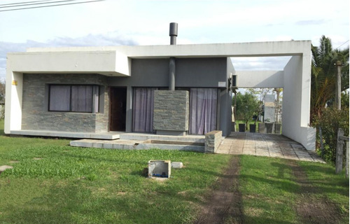 En Salto - Zona De Termas Del Daymán Preciosa Casa De 2 Dormitorios - 110 M2 Edif. En 2000 M2 De Terresno