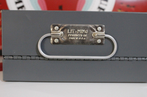 Imagen 4 de 10 de Caja Metálica Con Cerradura Y Para Candado 23x21.5x10.3cm