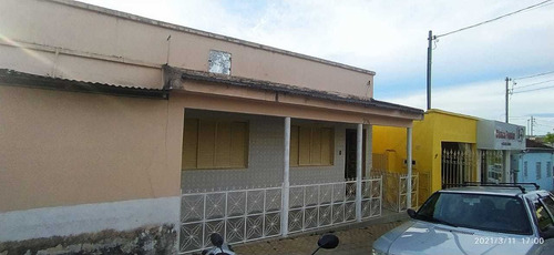 Casa Em Frente Ao Hospital De Baependi , Casa Maior 03 Quartos , Casa Fundos 1 Quarto , Porão 01 Quarto Com Excelente Localização Para Residência , Ou Ponto Comercial. - 1038
