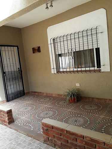 Casa En Venta En Ricardo Rojas En Muy Buen Estado.