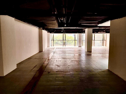Polanco, 708m2, Amplios Espacios Abiertos, Muy Iluminada, Sala De Juntas, 3 Privados, 6 Estacionamientos, Vigilancia 24 Horas, 3 Elevadores. Excelente Ubicación. El Precio Es Más El Mantenimiento