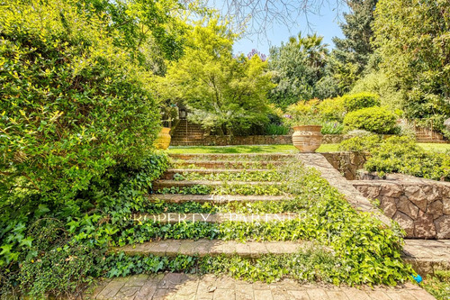 Acogedara Casa En Gran Terreno Y Maravilloso Jardí...