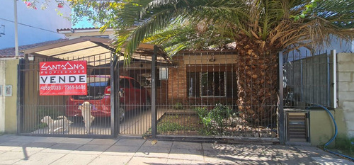 Casa Tipo Chalet De 5 Ambiente Con Gge Cubierto , Jardin,fondo , Quincho, 3 Baños, Desarrollada En 2 Plantas, Sobre Lote De 8.x 24 Mts