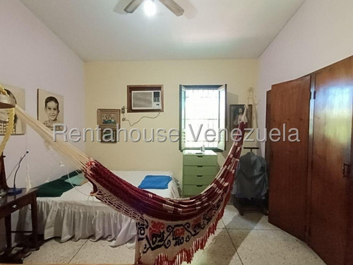 Esta Casa De Esquina Ubicada En El Trigal Norte, En Una Calle Cerrada, No Solo Es Ideal Para Vivir En Tranquilidad, Sino Que Su Anexo Con Acceso Independiente Desde La Av. Principal Ofrece Oportunidad