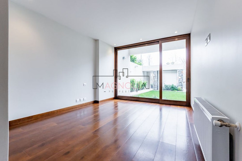 Casa En Venta De 5 Dorm. En Lo Barnechea