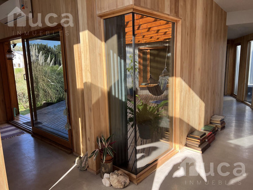 Venta | Casa Nueva De Increible Diseño En Magico Entorno Natural Sobre Laguna