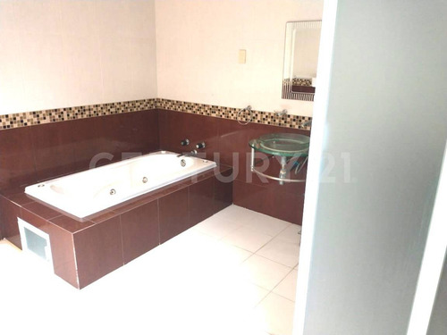 Casa En Venta De 4 Recamaras Y Amplio Jardin Cerca De Camino Real A Cholula.