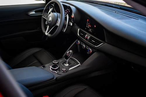 Imagen 11 de 15 de Alfa Romeo Giulia 200 Rosso Alfa