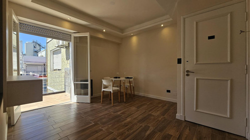 Venta - Departamento Dos Ambientes Reciclado A La Calle Con Balcón Terraza - Santa Fe 2061
