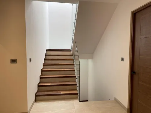 Casa Con 4 Recámaras, Una En Planta Baja, Privada Con Alberca. Lomas Del Campanario Norte