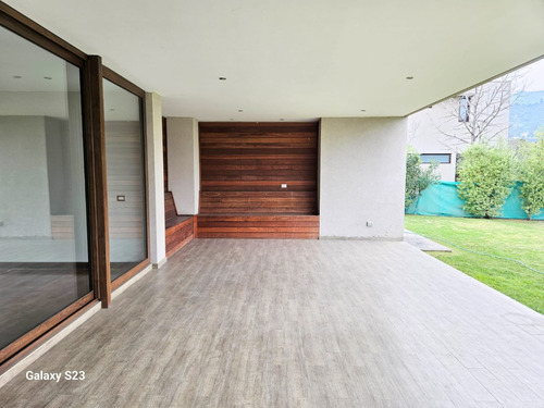 Fantástica Casa En Exclusivo Condominio Valle Escondido.