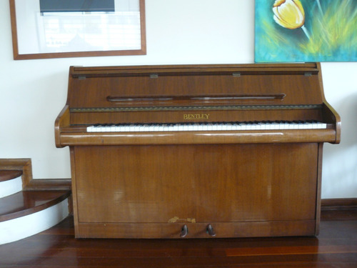 Piano Vertical Bentley
