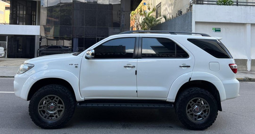 Imagen 2 de 11 de Toyota Fortuner 2011