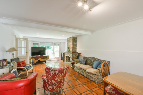 Casa De 3 Dormitorios En Venta Con Pileta Y Quincho Fisherton
