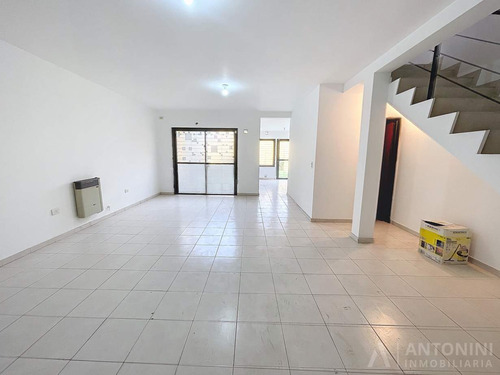 Duplex En Venta De 2 Dormitorios En Barrio Nuevo Poeta Lugones