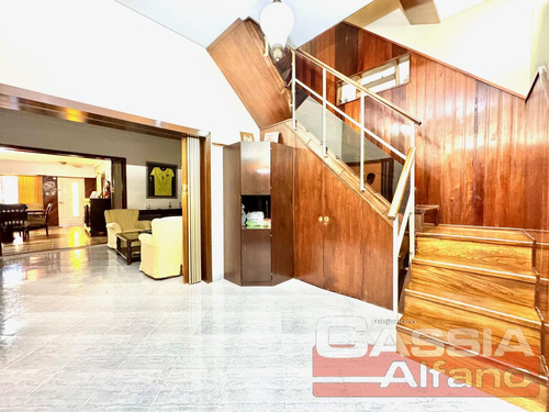 Chalet En Dos Plantas Amplio Lote Con 3 Dormit. Y Servicios, Quincho, Fondo Libre