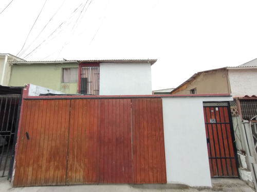 Casa A Pasos De Liceo Don Bosco, Semipareada Regularizada De