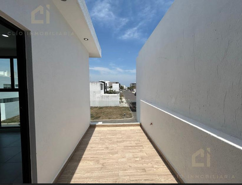 Casa En Venta En Fraccionamiento Lomas De La Rioja, Veracruz - 3 Recámaras Con Baño Privado, Jardín Y Cochera Techada Para 2 Autos