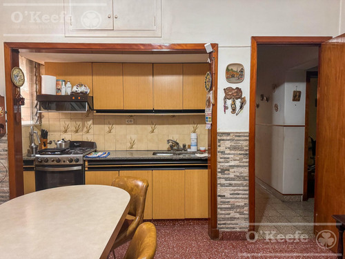 Casa En Venta De 4 Ambientes, Bernal.