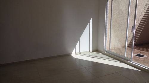 Casa Sola, Amplia ,en Renta, De 2 Niveles,de 2 Recamaras, 2 1/2 Baños, 2 Estacionamientos, Terraza Con Pérgola, Amenidades, Fraccionamiento Real Madeira Fase Iv, Pachuca De Soto, Hidalgo