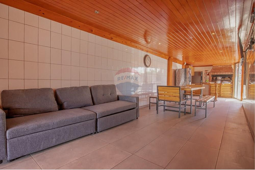 Amplia Casa Rebajada Con Piscina