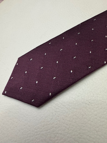Corbata John Varvatos, Color Vino Con Vivos Blancos Bordó Lisa 1.5 M (Usado)