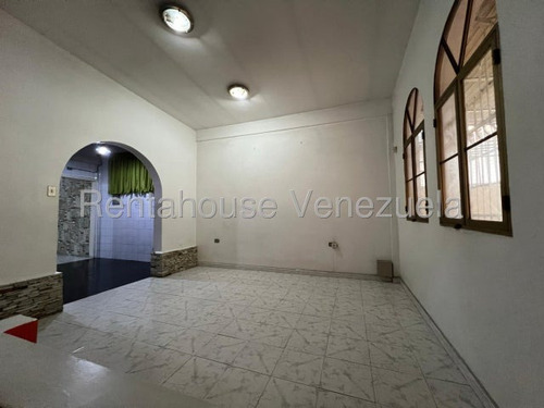 Casa En Venta Urb. Piñonal #25-17208 Rm