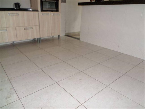 Imagem 3 de 30 de Triplex Sobrado Novo Com 02 Dormitórios 01 Suíte 02 Banheiros Condomínio Fechado Na Vila S. Jorge São Em Vicente Imóvel Este Bem Grande Com 110 M2 Util É Bem Arejado Iluminado Com Churrasqueira Próxi
